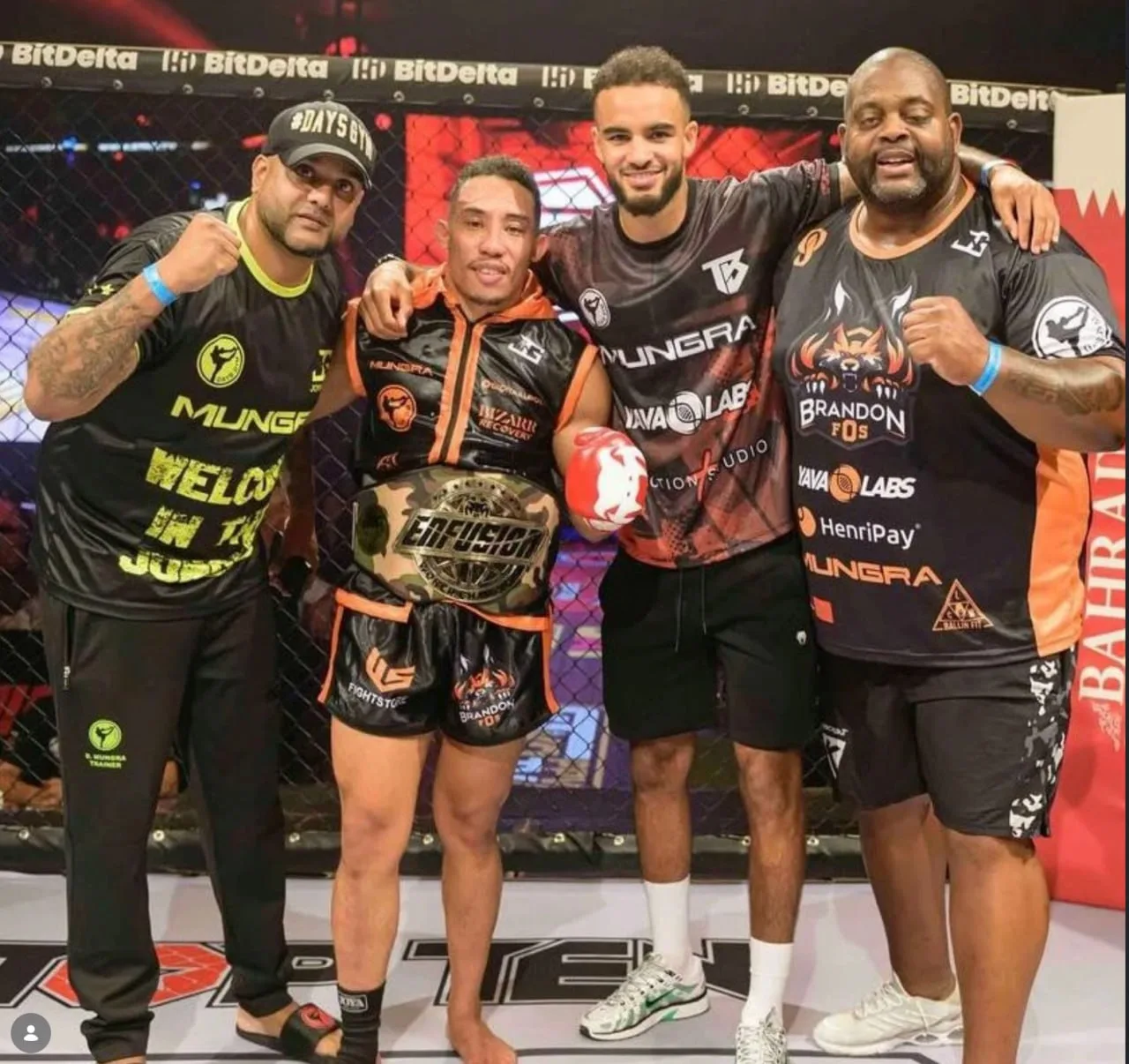 Brandon Fos met de ECE-kampioensriem, samen met zijn team