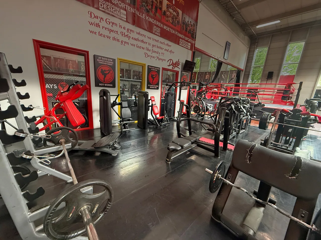 Plate-loaded krachtmachines voor de muur met de huisregels van Days Gym