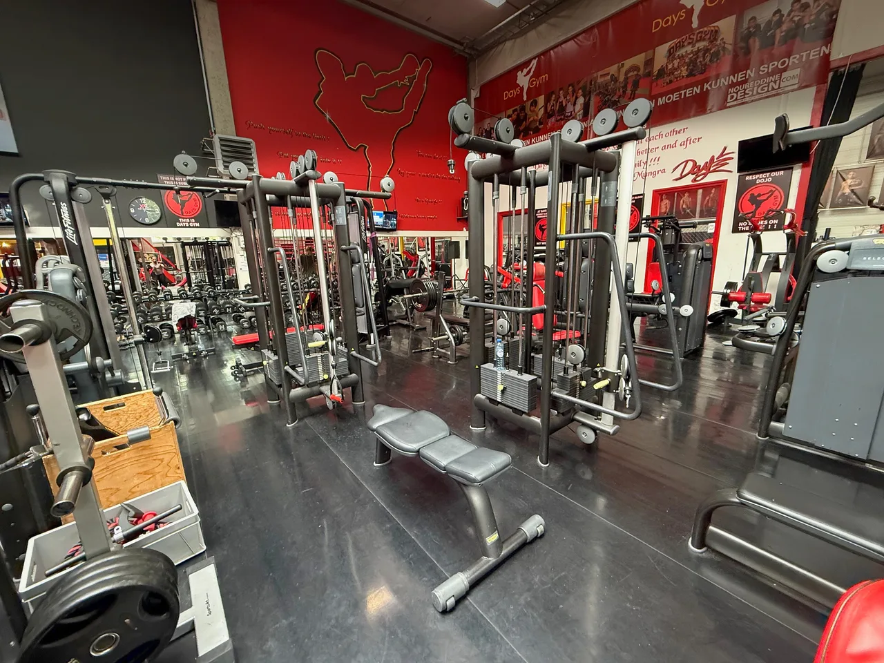 Kabelstations en trainingsbanken onder het Days Gym-spandoek