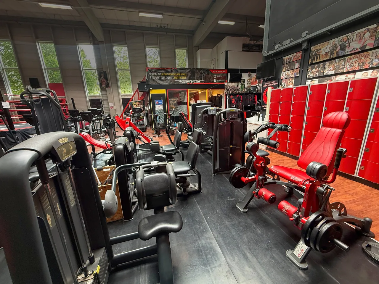 Krachtmachines langs de rode lockers van Days Gym