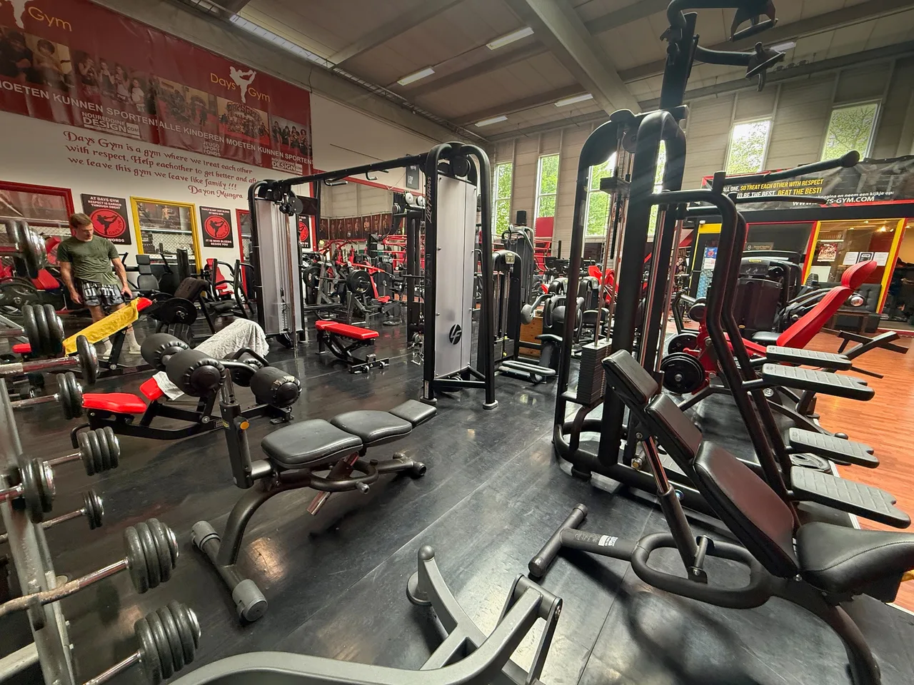 Leden trainen in de vrije-gewichtenzone van Days Gym