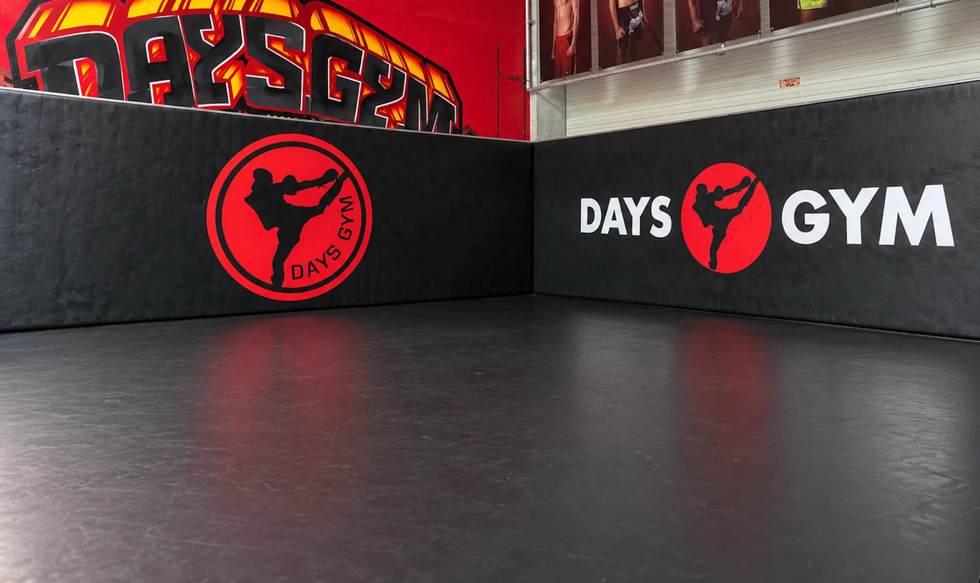 Beklede wanden met het Days Gym-logo en de gloednieuwe MMA-sportvloer